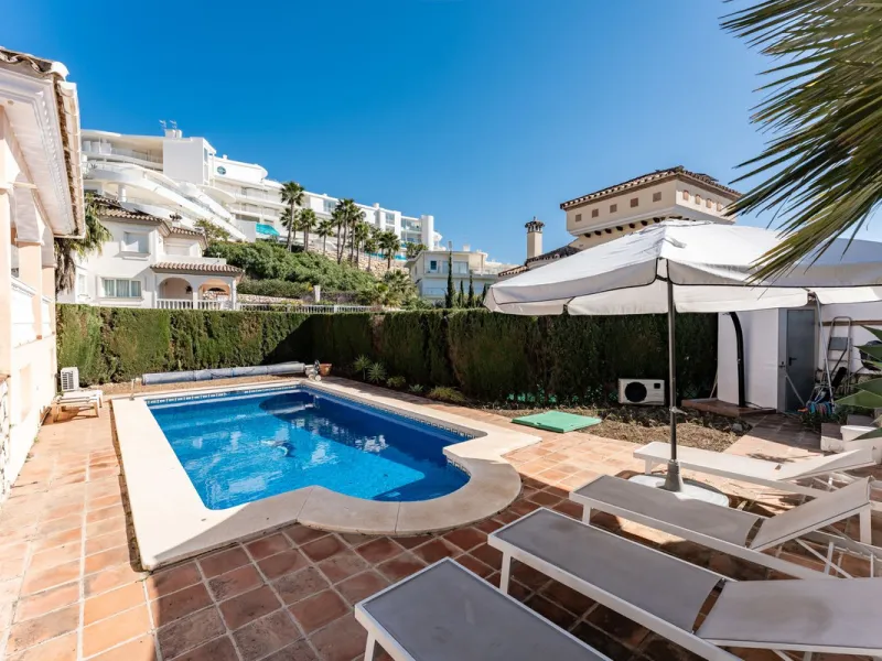 House - Detached Villa в продаже в Benalmadena, Málaga. В доме 5 спален и 4 ванных комнат. Площадь дома 258 м². Площадь участка 629 м²