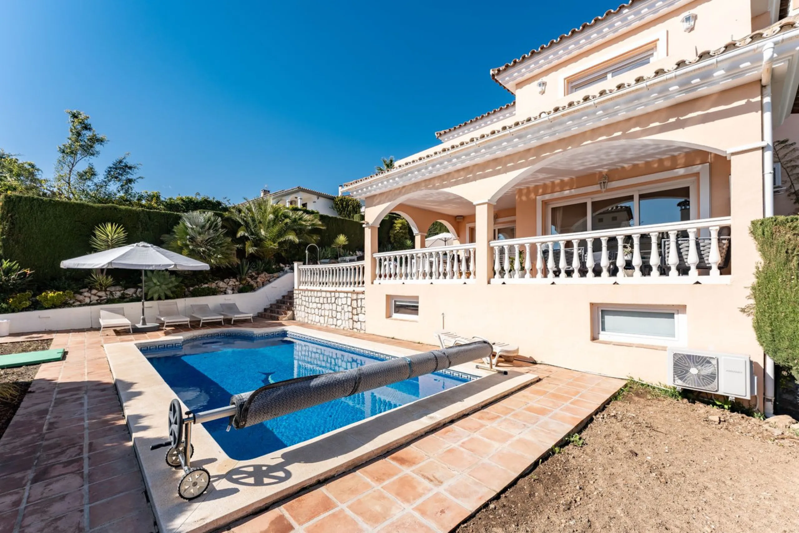 House - Detached Villa в продаже в Benalmadena, Málaga. В доме 5 спален и 4 ванных комнат. Площадь дома 258 м². Площадь участка 629 м²
