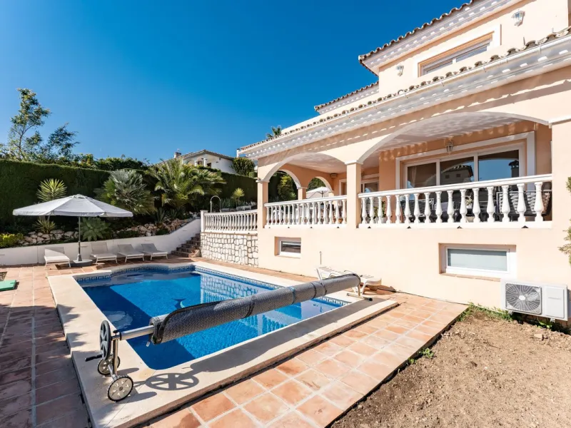 House - Detached Villa в продаже в Benalmadena, Málaga. В доме 5 спален и 4 ванных комнат. Площадь дома 258 м². Площадь участка 629 м²