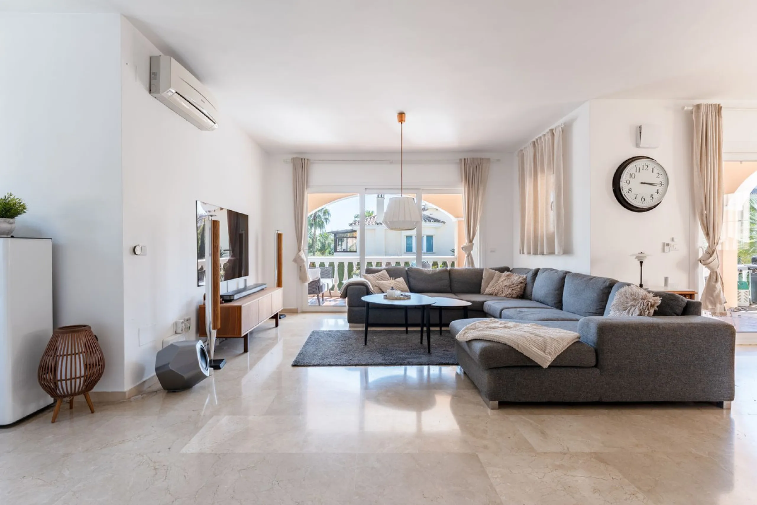House - Detached Villa в продаже в Benalmadena, Málaga. В доме 5 спален и 4 ванных комнат. Площадь дома 258 м². Площадь участка 629 м²