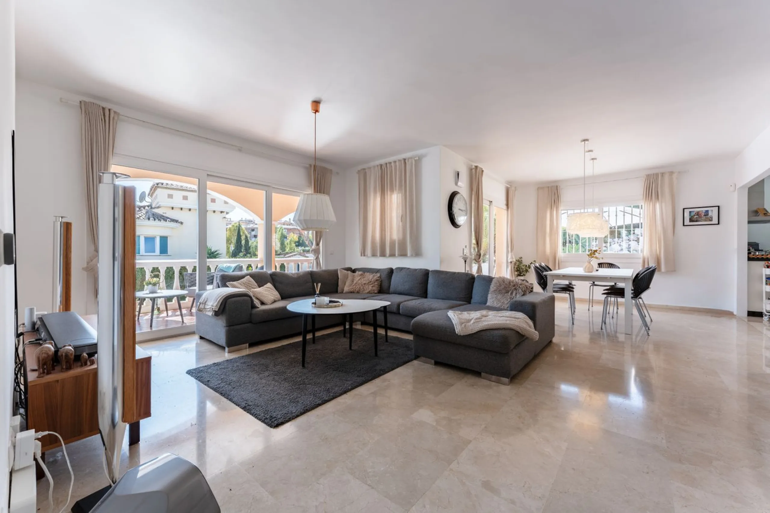 House - Detached Villa в продаже в Benalmadena, Málaga. В доме 5 спален и 4 ванных комнат. Площадь дома 258 м². Площадь участка 629 м²
