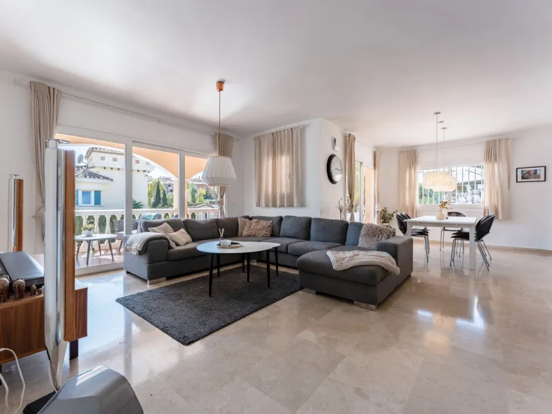 House - Detached Villa в продаже в Benalmadena, Málaga. В доме 5 спален и 4 ванных комнат. Площадь дома 258 м². Площадь участка 629 м²