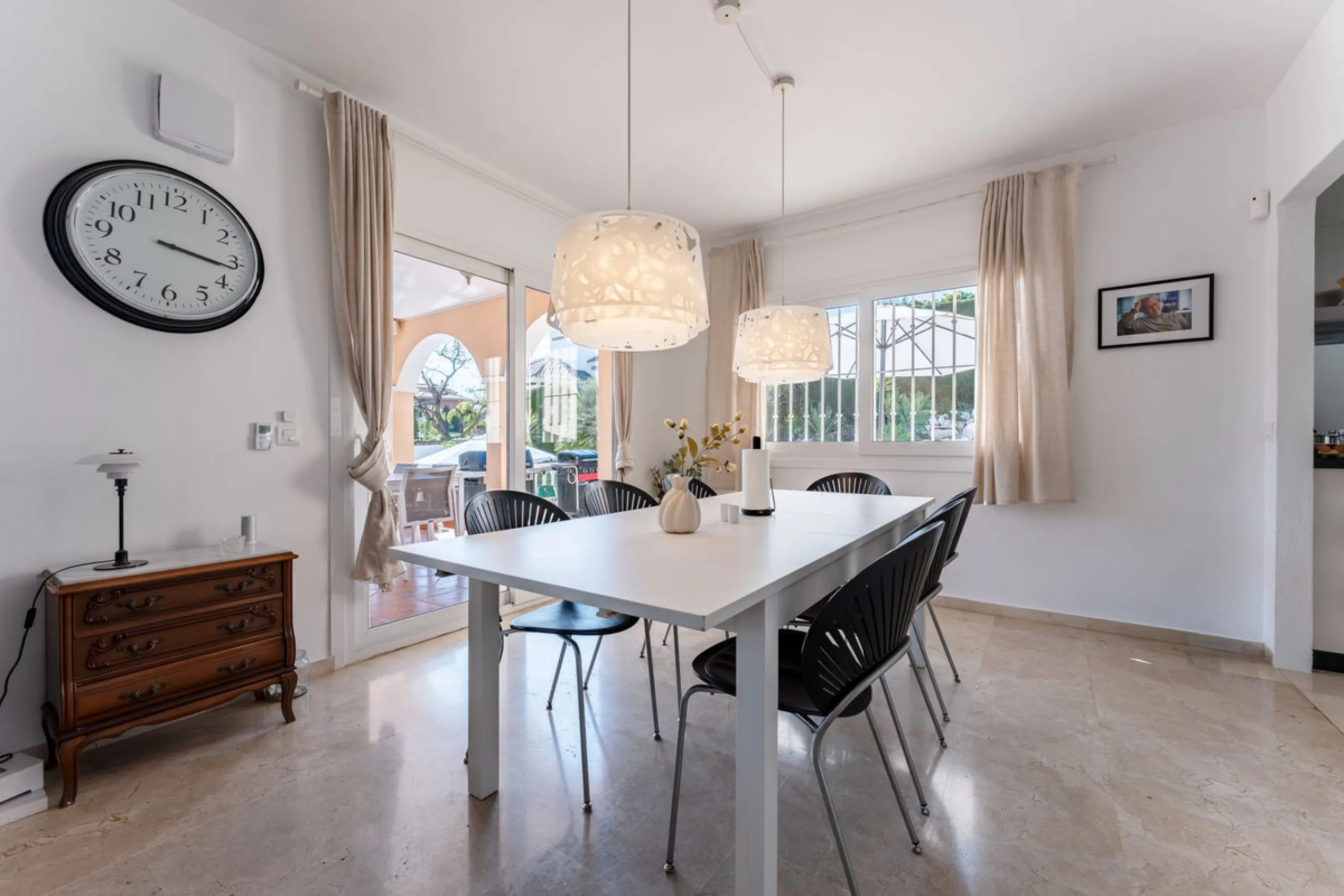 House - Detached Villa в продаже в Benalmadena, Málaga. В доме 5 спален и 4 ванных комнат. Площадь дома 258 м². Площадь участка 629 м²