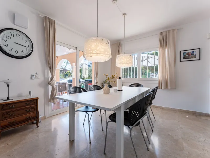 House - Detached Villa в продаже в Benalmadena, Málaga. В доме 5 спален и 4 ванных комнат. Площадь дома 258 м². Площадь участка 629 м²