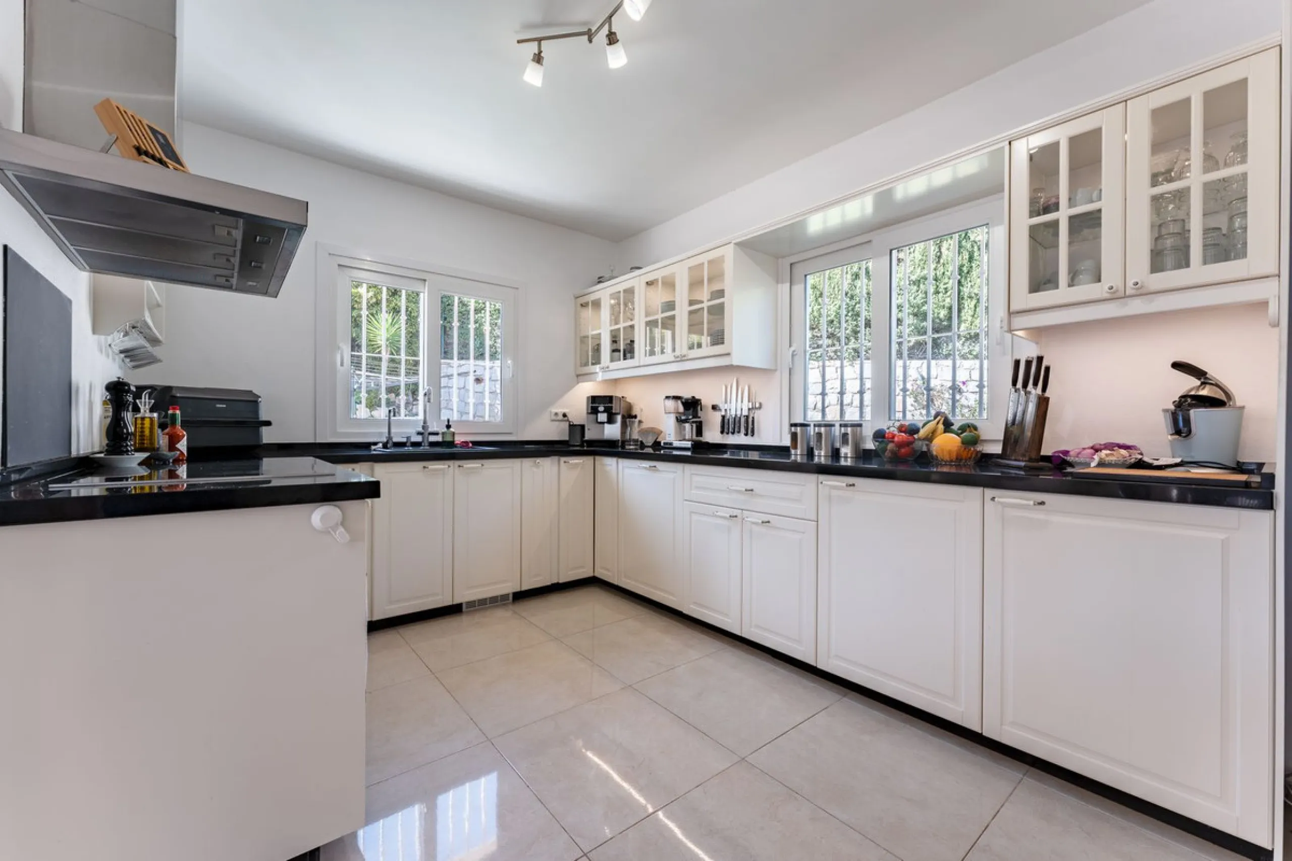 House - Detached Villa в продаже в Benalmadena, Málaga. В доме 5 спален и 4 ванных комнат. Площадь дома 258 м². Площадь участка 629 м²