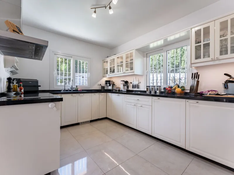 House - Detached Villa в продаже в Benalmadena, Málaga. В доме 5 спален и 4 ванных комнат. Площадь дома 258 м². Площадь участка 629 м²