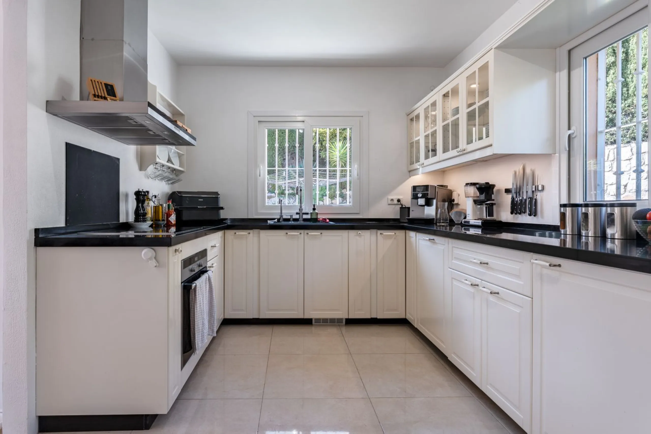 House - Detached Villa в продаже в Benalmadena, Málaga. В доме 5 спален и 4 ванных комнат. Площадь дома 258 м². Площадь участка 629 м²