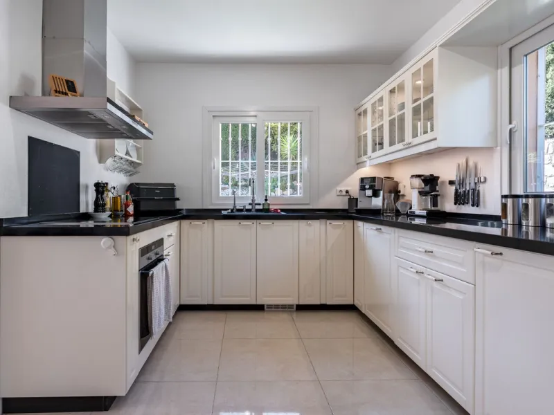 House - Detached Villa в продаже в Benalmadena, Málaga. В доме 5 спален и 4 ванных комнат. Площадь дома 258 м². Площадь участка 629 м²