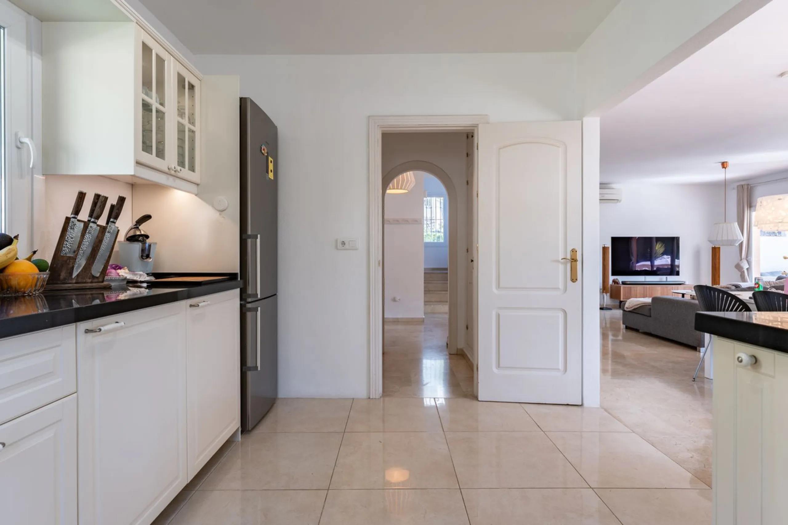House - Detached Villa в продаже в Benalmadena, Málaga. В доме 5 спален и 4 ванных комнат. Площадь дома 258 м². Площадь участка 629 м²