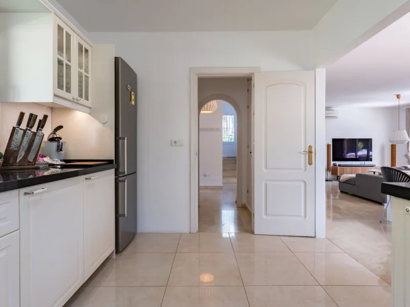 House - Detached Villa в продаже в Benalmadena, Málaga. В доме 5 спален и 4 ванных комнат. Площадь дома 258 м². Площадь участка 629 м²