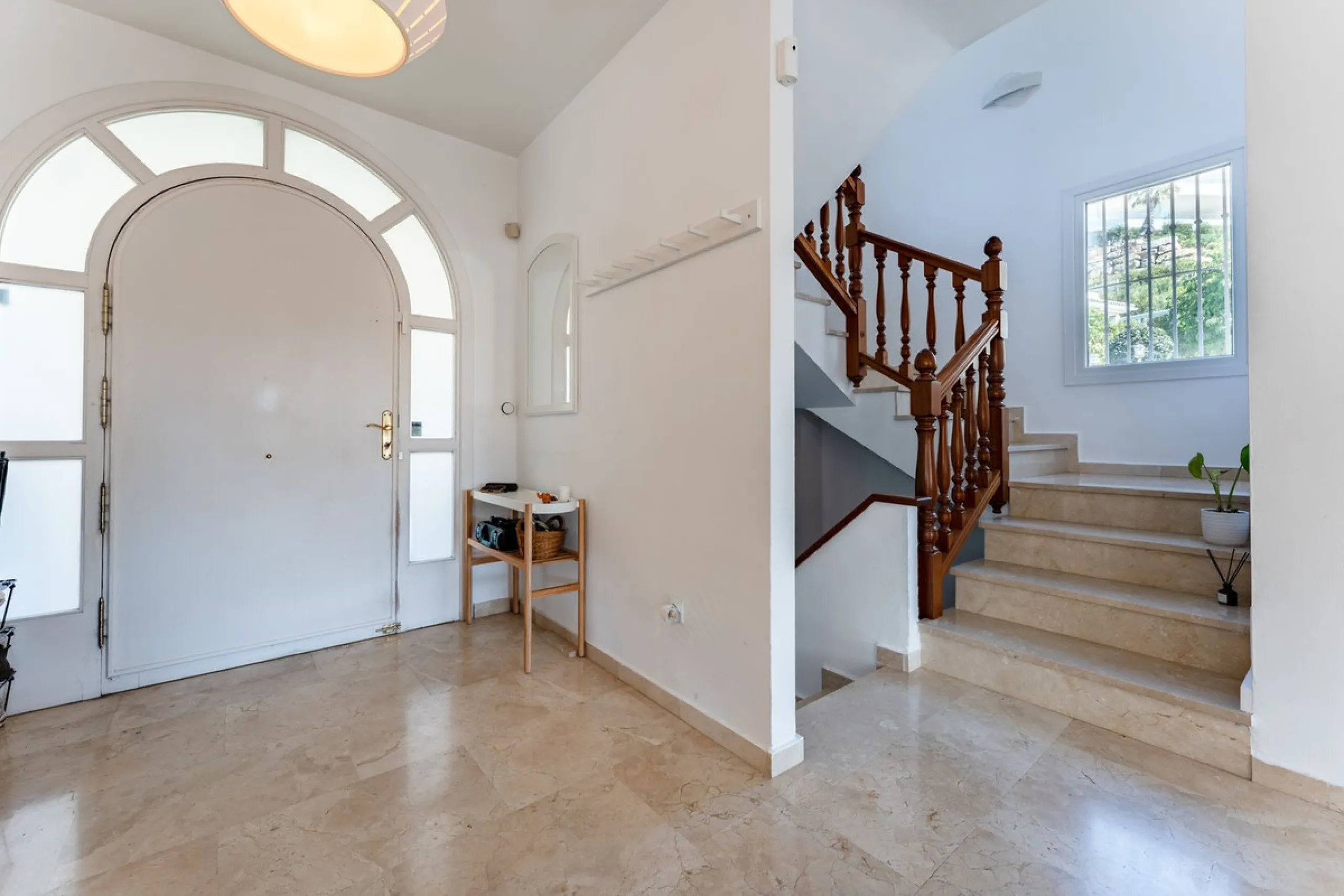 House - Detached Villa в продаже в Benalmadena, Málaga. В доме 5 спален и 4 ванных комнат. Площадь дома 258 м². Площадь участка 629 м²