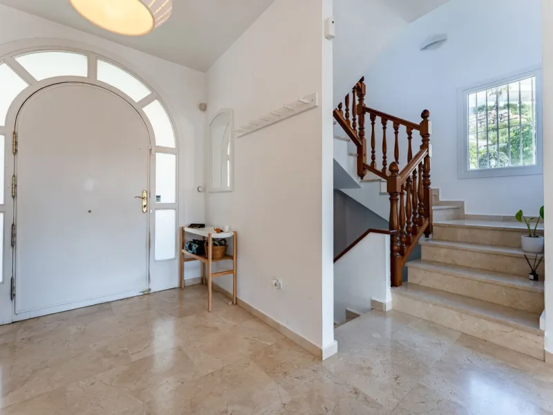 House - Detached Villa в продаже в Benalmadena, Málaga. В доме 5 спален и 4 ванных комнат. Площадь дома 258 м². Площадь участка 629 м²
