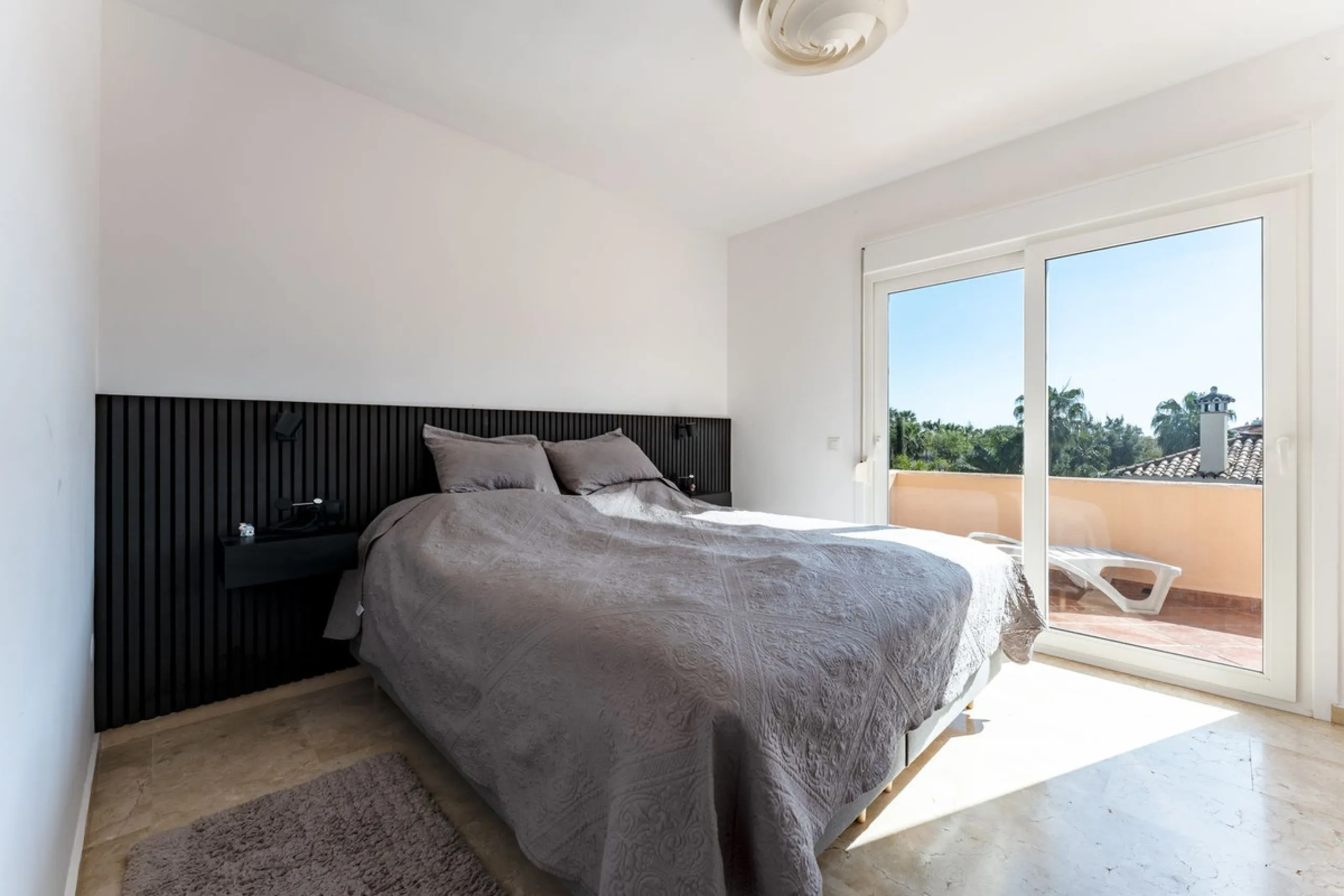 House - Detached Villa в продаже в Benalmadena, Málaga. В доме 5 спален и 4 ванных комнат. Площадь дома 258 м². Площадь участка 629 м²