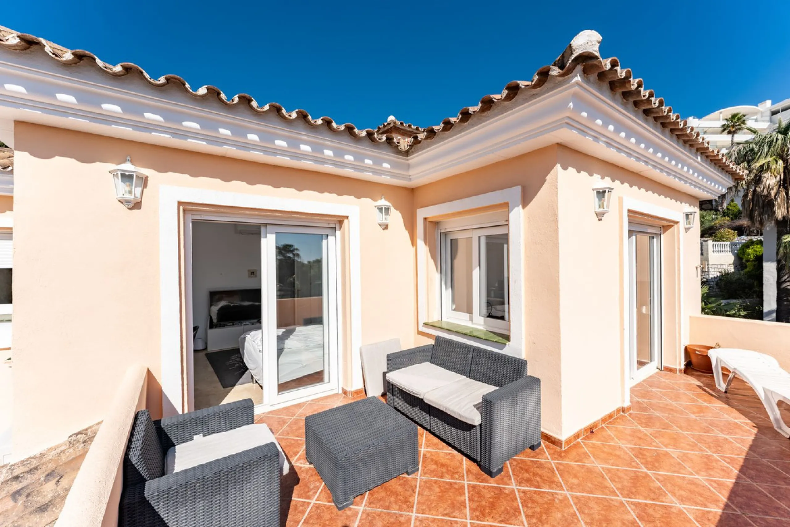 House - Detached Villa в продаже в Benalmadena, Málaga. В доме 5 спален и 4 ванных комнат. Площадь дома 258 м². Площадь участка 629 м²