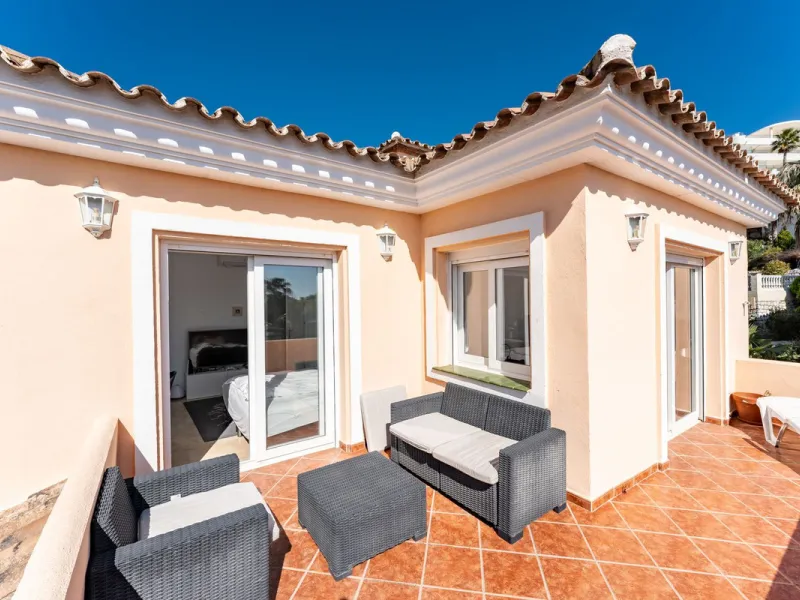House - Detached Villa в продаже в Benalmadena, Málaga. В доме 5 спален и 4 ванных комнат. Площадь дома 258 м². Площадь участка 629 м²