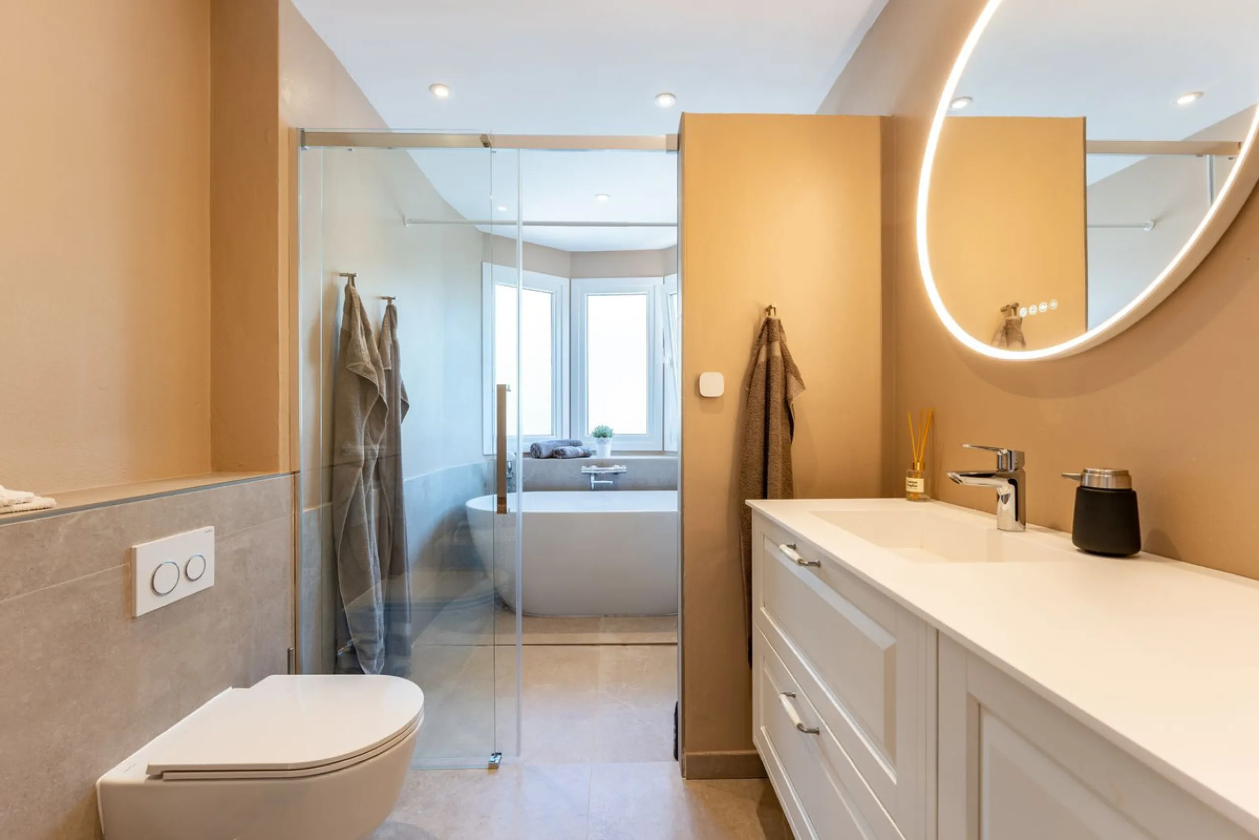 House - Detached Villa в продаже в Benalmadena, Málaga. В доме 5 спален и 4 ванных комнат. Площадь дома 258 м². Площадь участка 629 м²