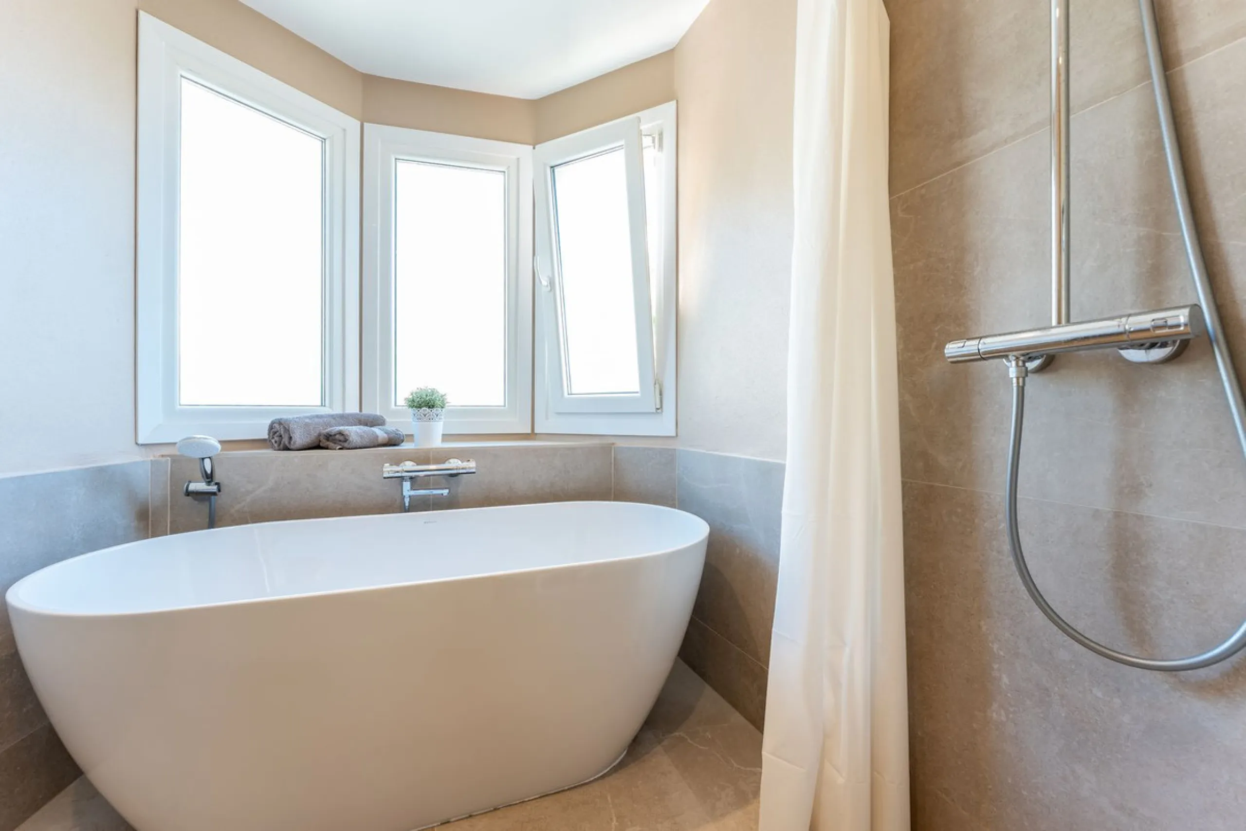 House - Detached Villa в продаже в Benalmadena, Málaga. В доме 5 спален и 4 ванных комнат. Площадь дома 258 м². Площадь участка 629 м²