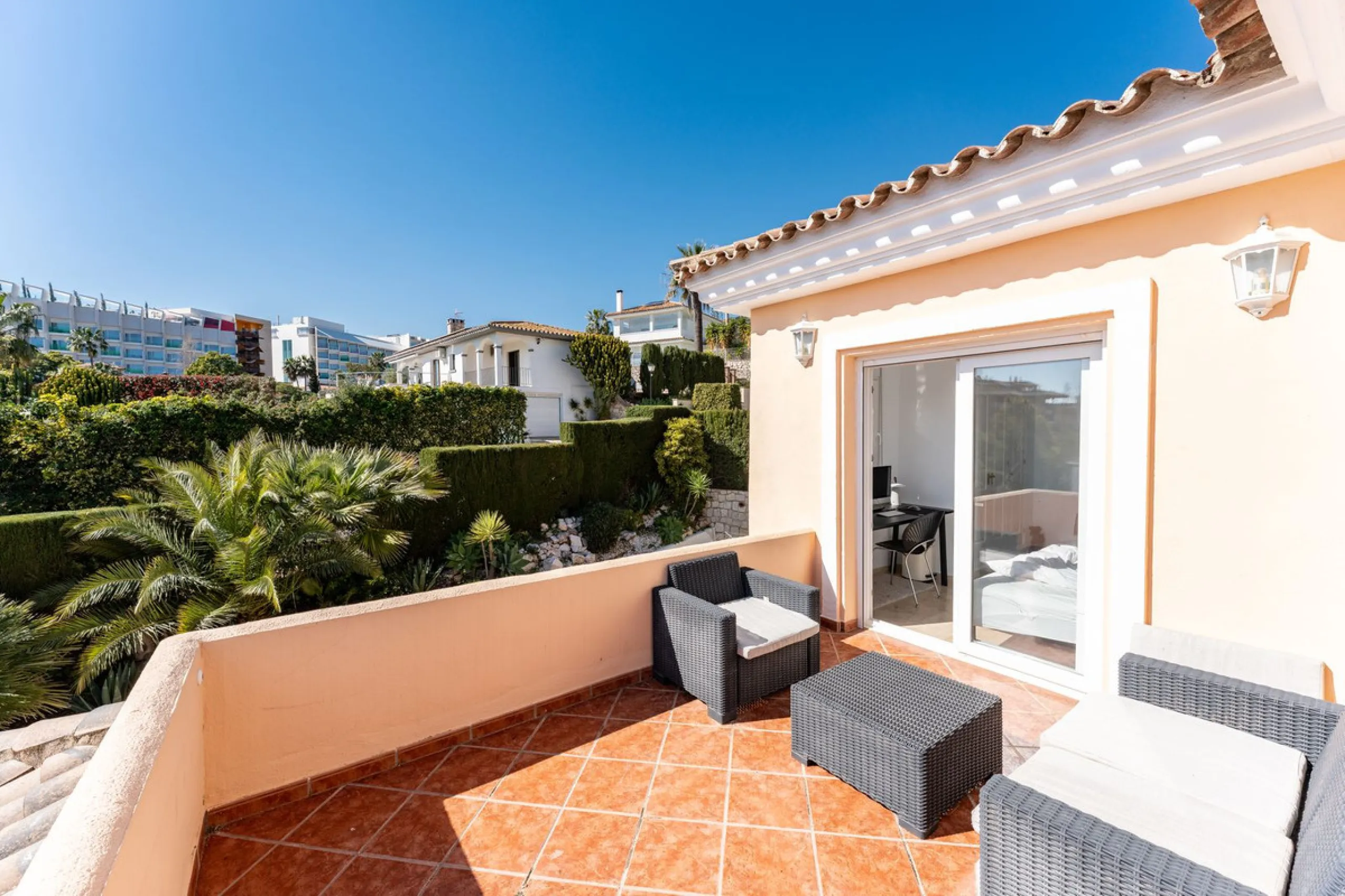 House - Detached Villa в продаже в Benalmadena, Málaga. В доме 5 спален и 4 ванных комнат. Площадь дома 258 м². Площадь участка 629 м²