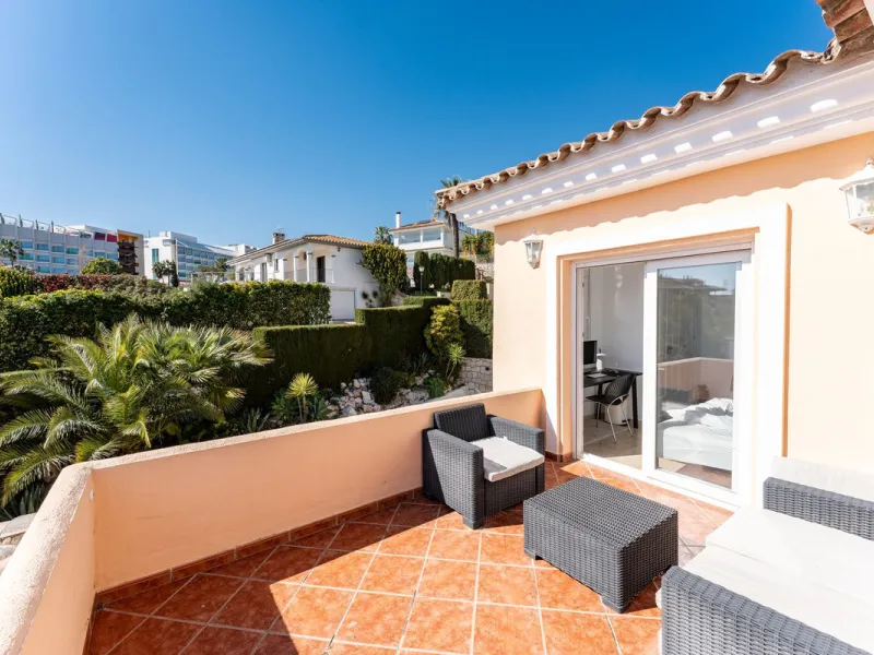 House - Detached Villa в продаже в Benalmadena, Málaga. В доме 5 спален и 4 ванных комнат. Площадь дома 258 м². Площадь участка 629 м²