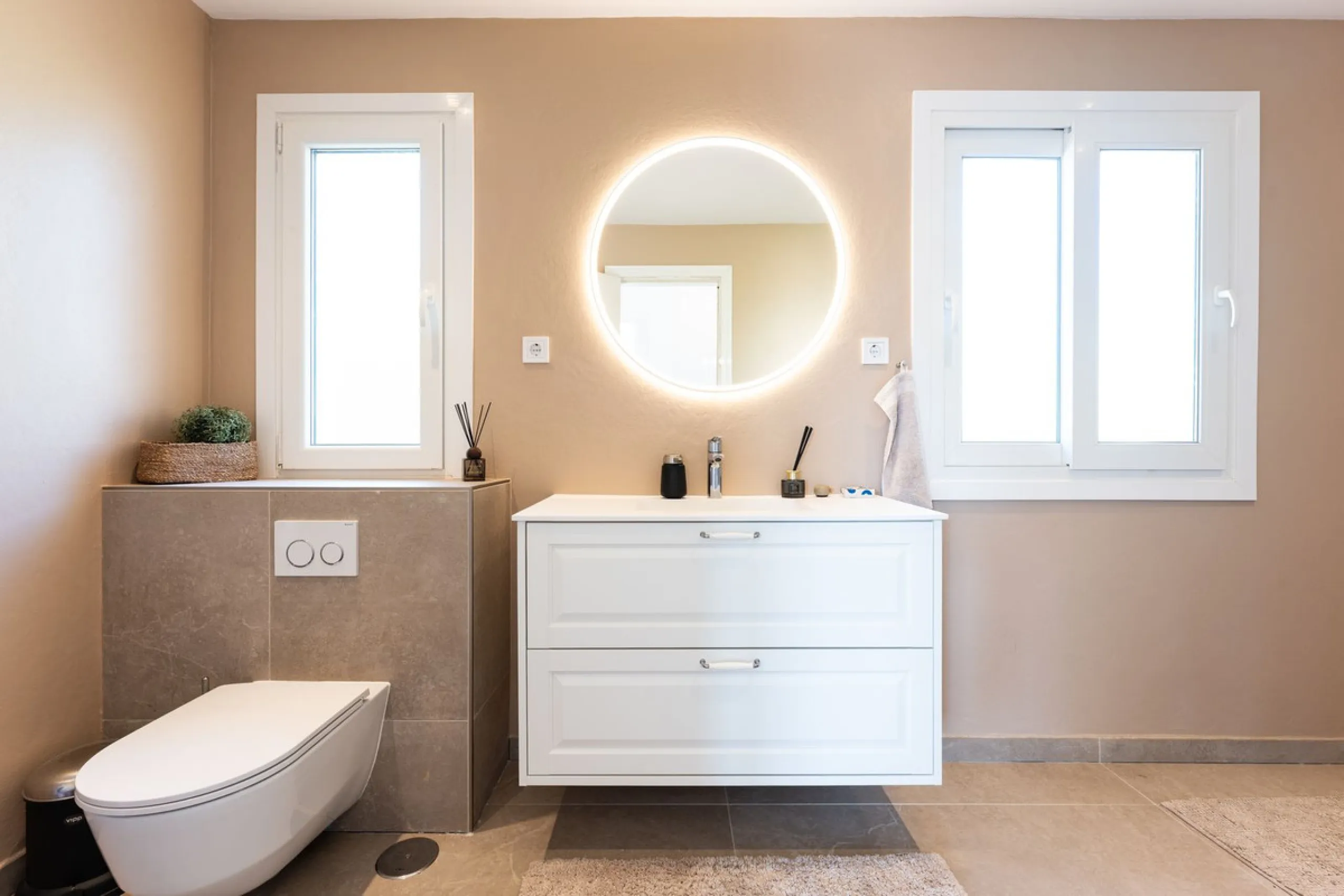 House - Detached Villa в продаже в Benalmadena, Málaga. В доме 5 спален и 4 ванных комнат. Площадь дома 258 м². Площадь участка 629 м²