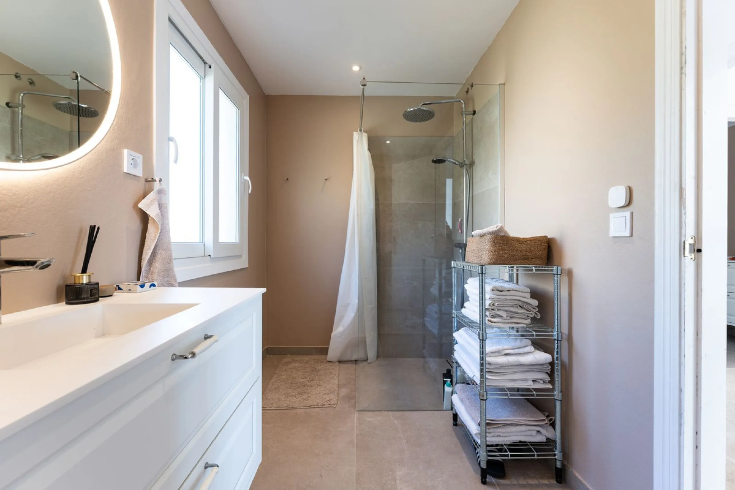 House - Detached Villa в продаже в Benalmadena, Málaga. В доме 5 спален и 4 ванных комнат. Площадь дома 258 м². Площадь участка 629 м²