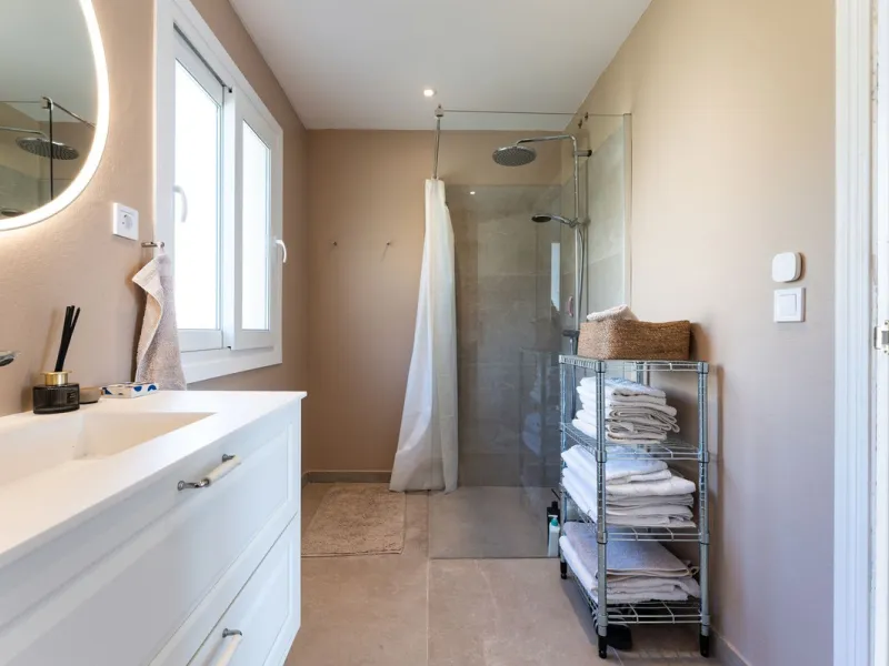 House - Detached Villa в продаже в Benalmadena, Málaga. В доме 5 спален и 4 ванных комнат. Площадь дома 258 м². Площадь участка 629 м²