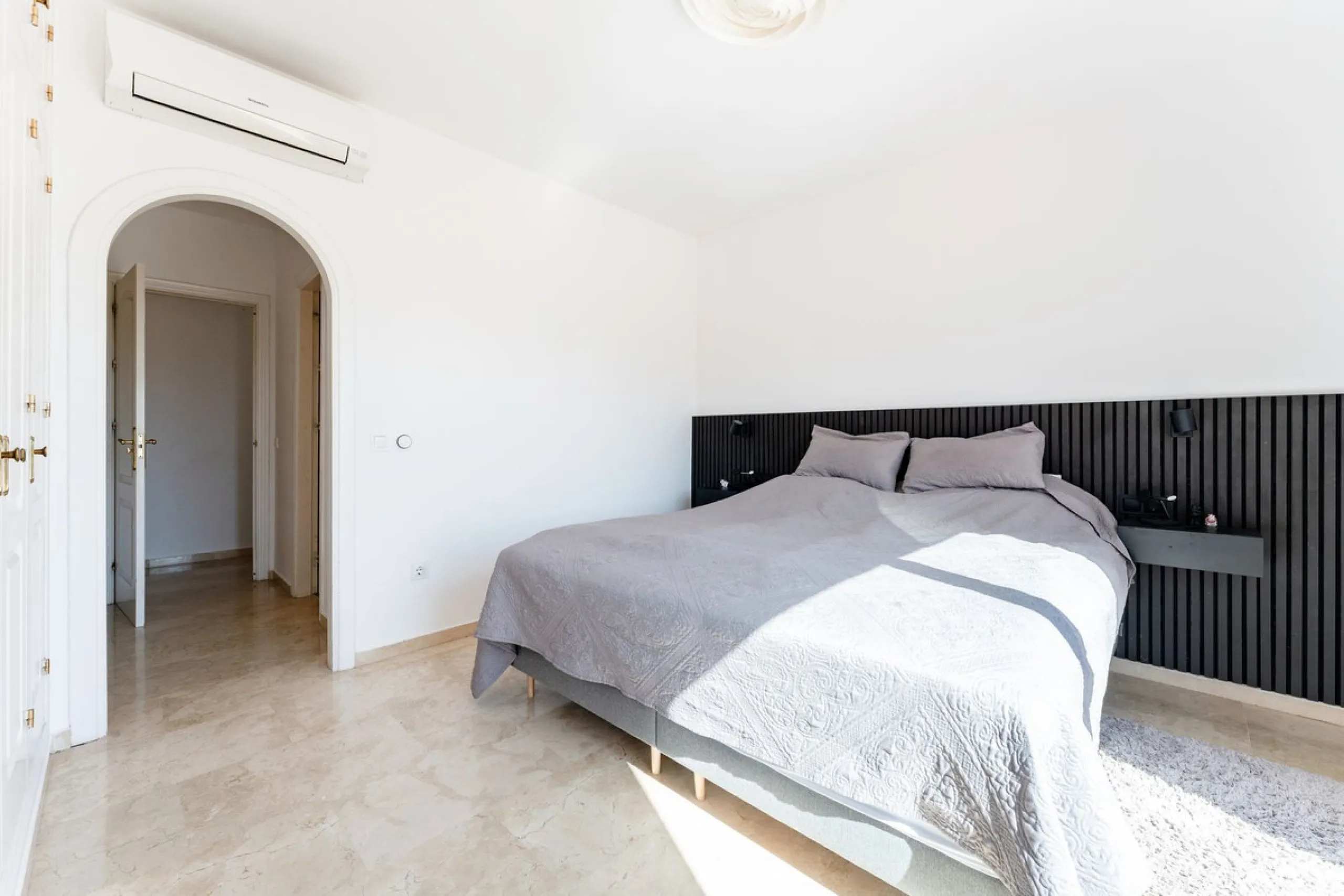 House - Detached Villa в продаже в Benalmadena, Málaga. В доме 5 спален и 4 ванных комнат. Площадь дома 258 м². Площадь участка 629 м²