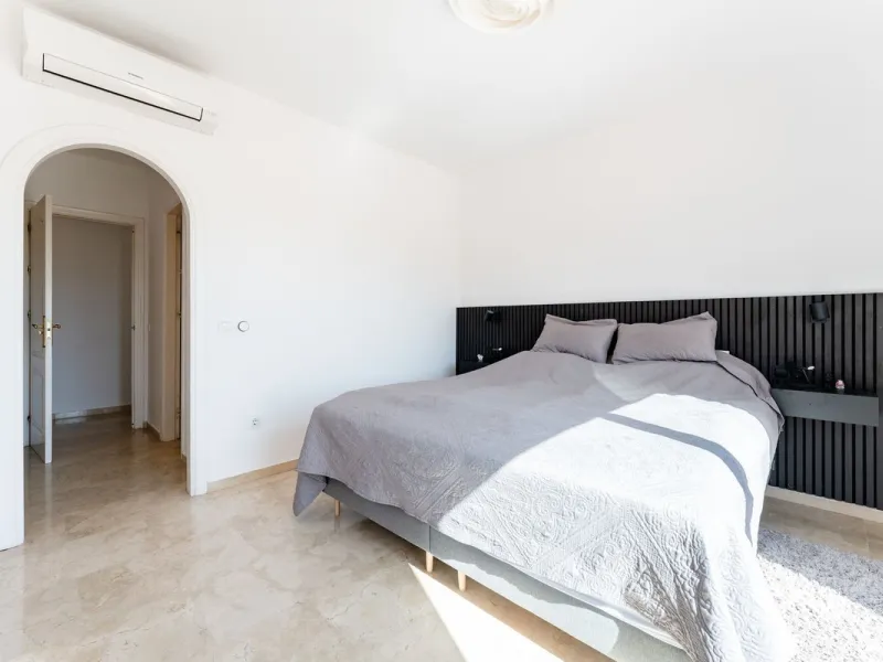 House - Detached Villa в продаже в Benalmadena, Málaga. В доме 5 спален и 4 ванных комнат. Площадь дома 258 м². Площадь участка 629 м²