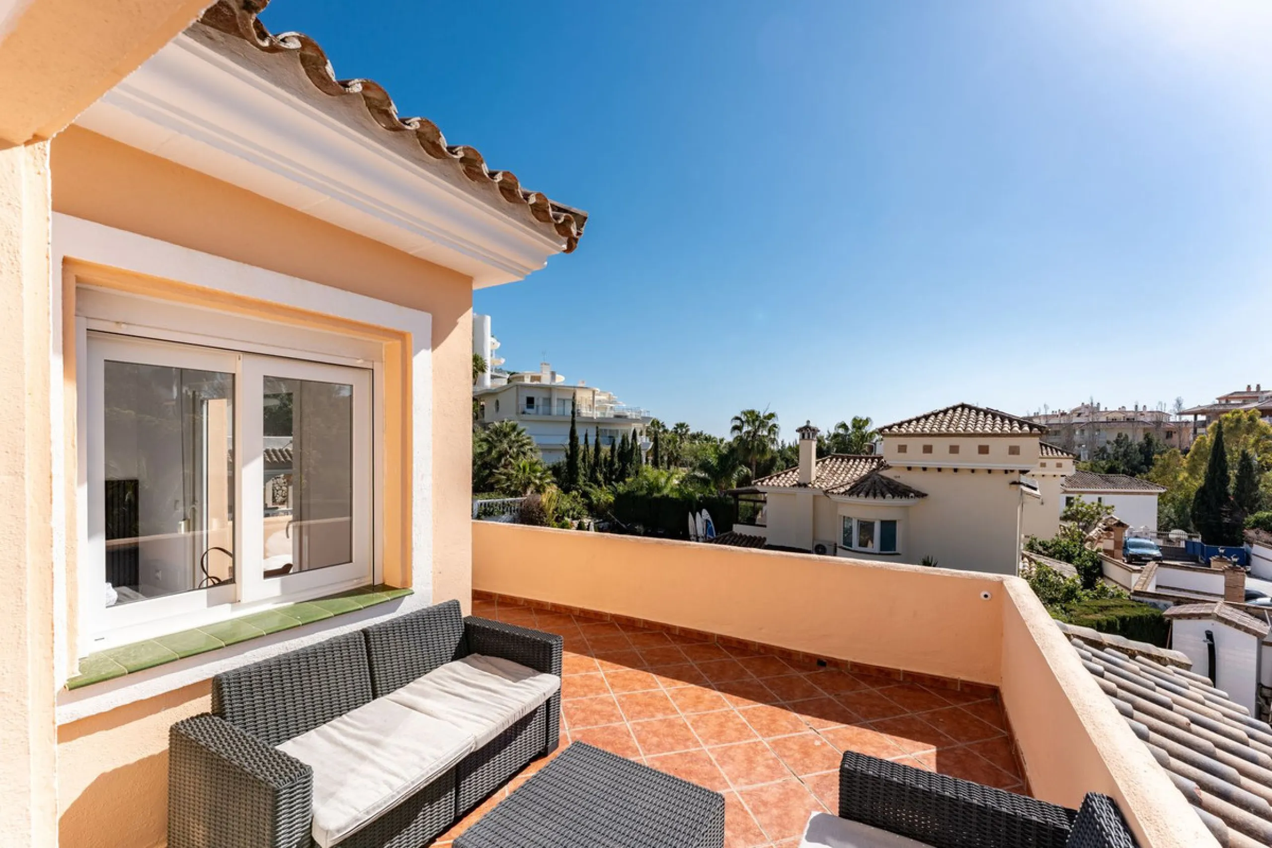 House - Detached Villa в продаже в Benalmadena, Málaga. В доме 5 спален и 4 ванных комнат. Площадь дома 258 м². Площадь участка 629 м²