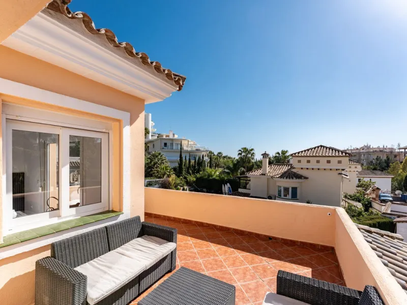 House - Detached Villa в продаже в Benalmadena, Málaga. В доме 5 спален и 4 ванных комнат. Площадь дома 258 м². Площадь участка 629 м²