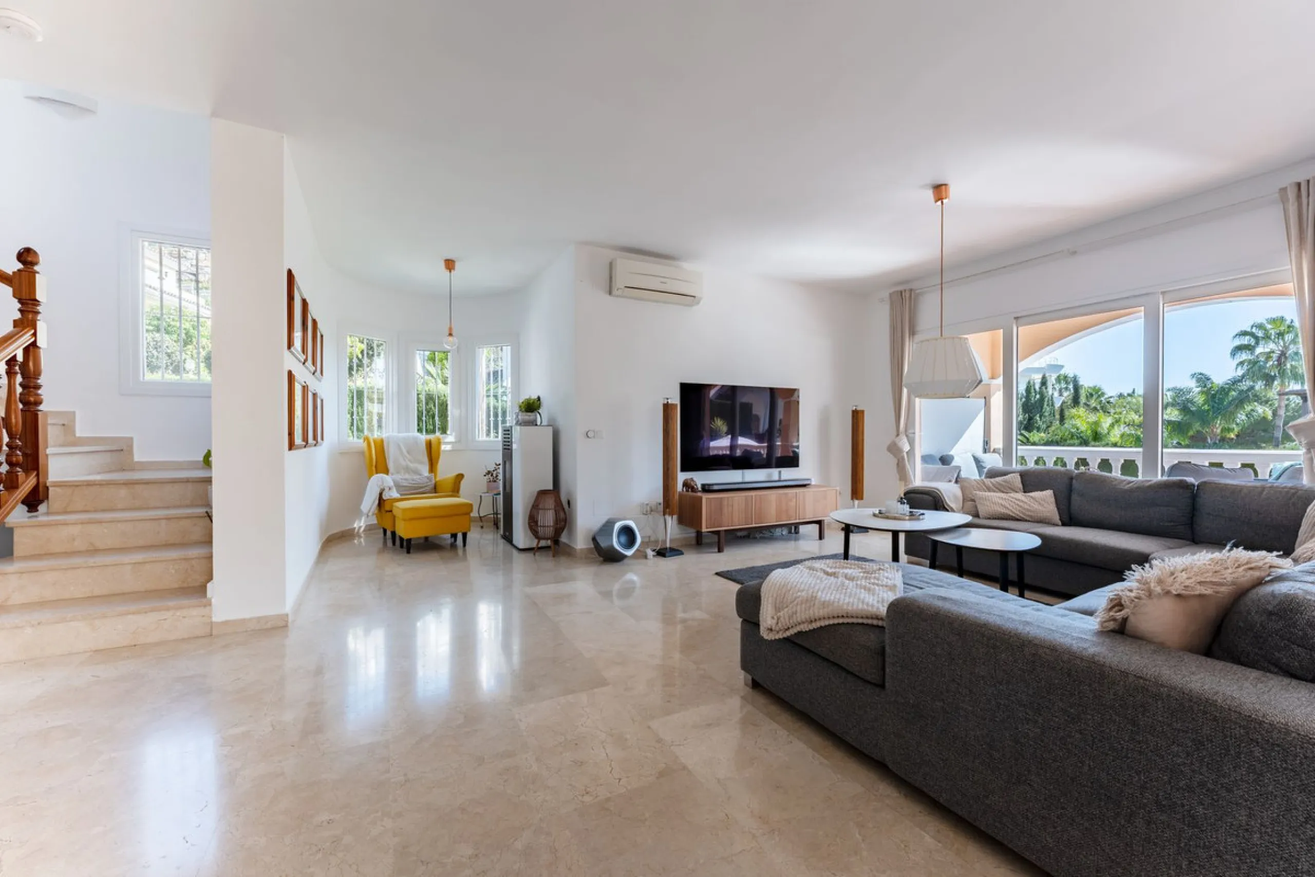 House - Detached Villa в продаже в Benalmadena, Málaga. В доме 5 спален и 4 ванных комнат. Площадь дома 258 м². Площадь участка 629 м²