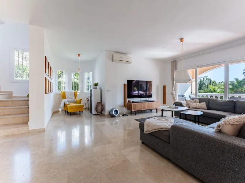 House - Detached Villa в продаже в Benalmadena, Málaga. В доме 5 спален и 4 ванных комнат. Площадь дома 258 м². Площадь участка 629 м²