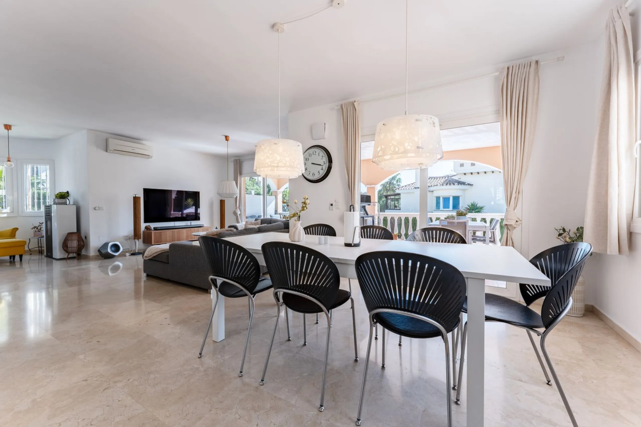 House - Detached Villa в продаже в Benalmadena, Málaga. В доме 5 спален и 4 ванных комнат. Площадь дома 258 м². Площадь участка 629 м²