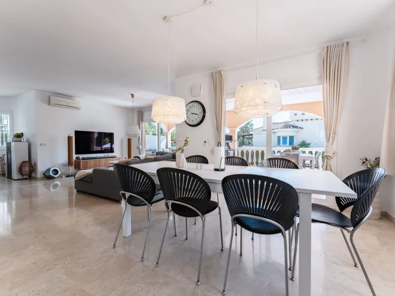 House - Detached Villa в продаже в Benalmadena, Málaga. В доме 5 спален и 4 ванных комнат. Площадь дома 258 м². Площадь участка 629 м²