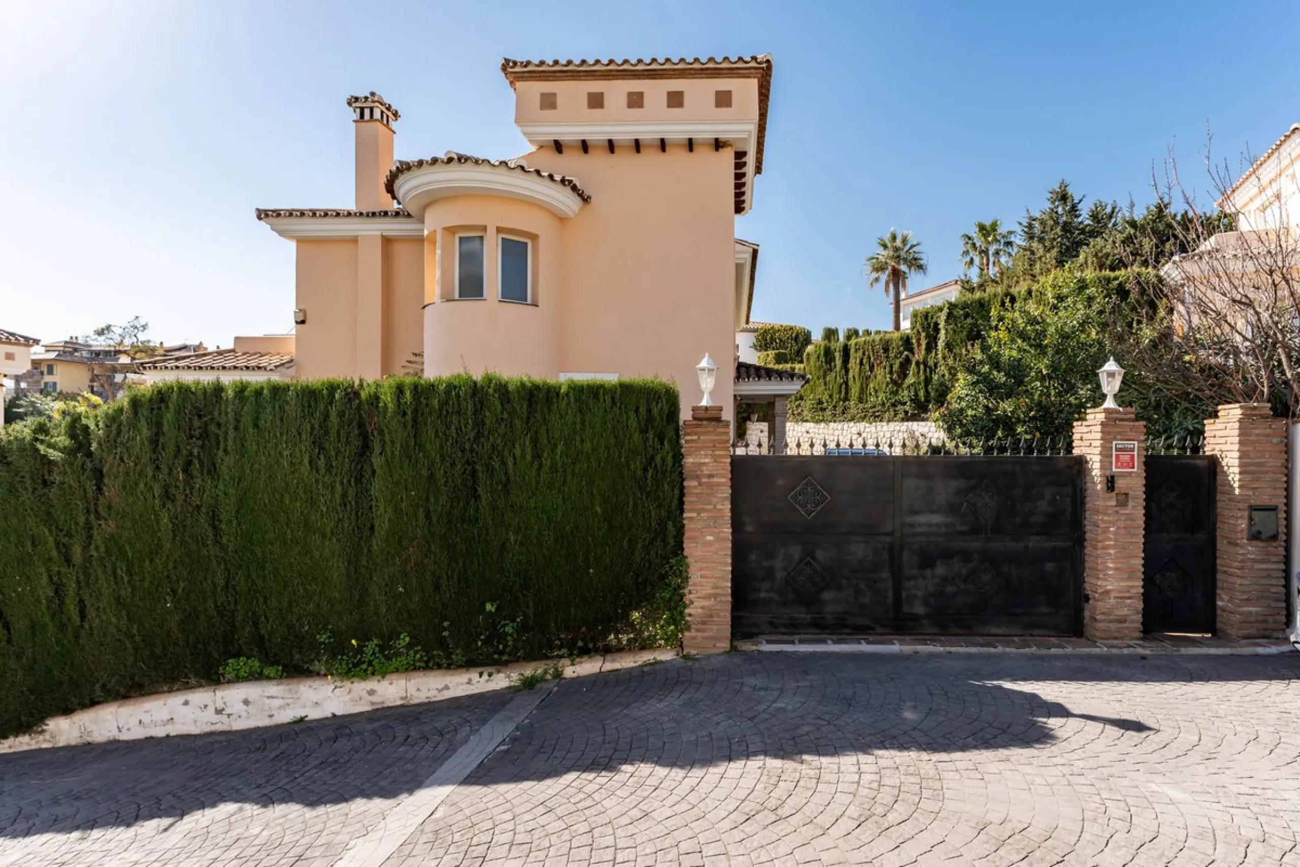 House - Detached Villa в продаже в Benalmadena, Málaga. В доме 5 спален и 4 ванных комнат. Площадь дома 258 м². Площадь участка 629 м²