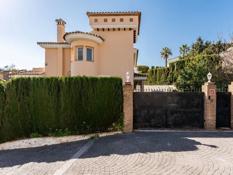 House - Detached Villa в продаже в Benalmadena, Málaga. В доме 5 спален и 4 ванных комнат. Площадь дома 258 м². Площадь участка 629 м²