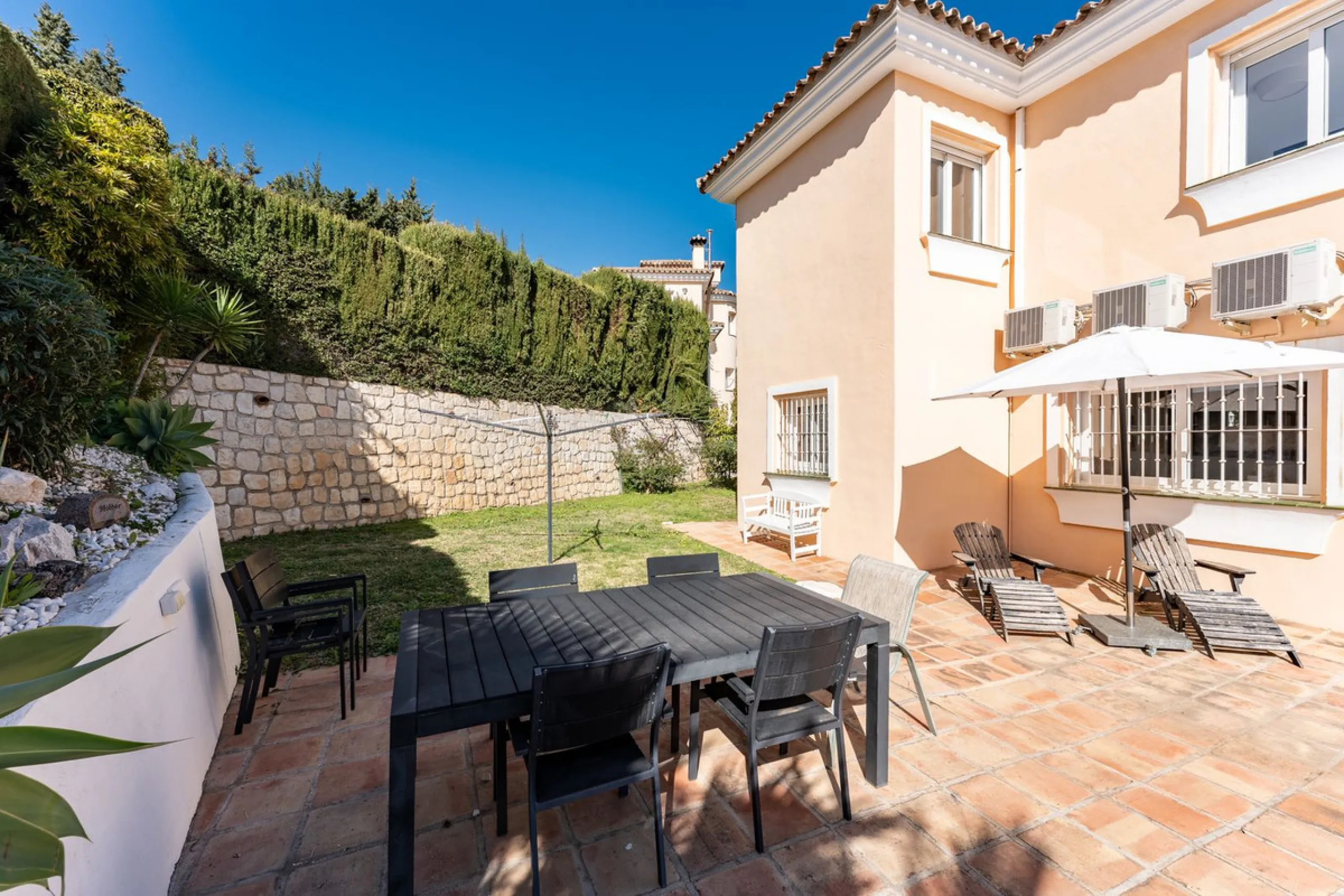 House - Detached Villa в продаже в Benalmadena, Málaga. В доме 5 спален и 4 ванных комнат. Площадь дома 258 м². Площадь участка 629 м²