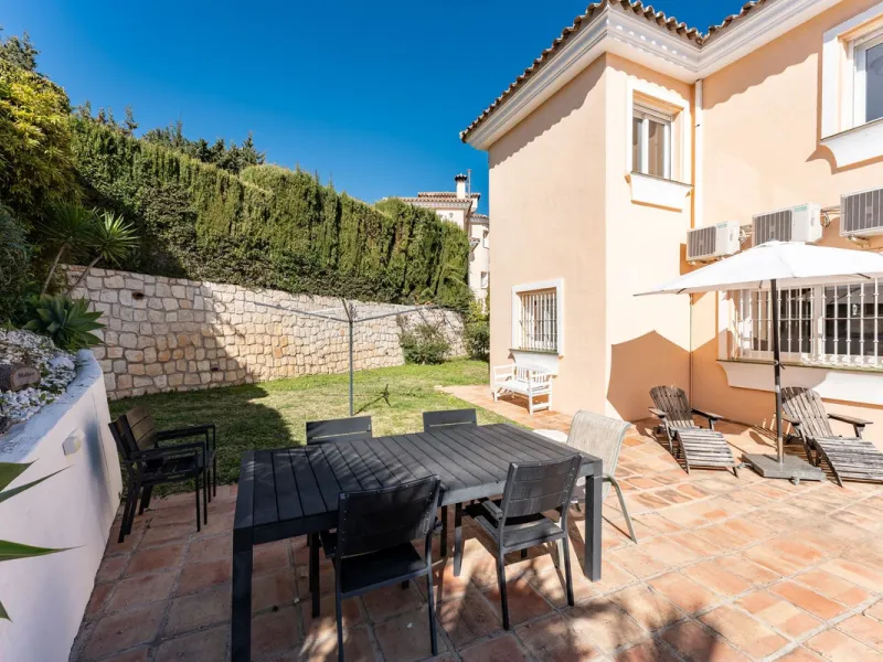 House - Detached Villa в продаже в Benalmadena, Málaga. В доме 5 спален и 4 ванных комнат. Площадь дома 258 м². Площадь участка 629 м²