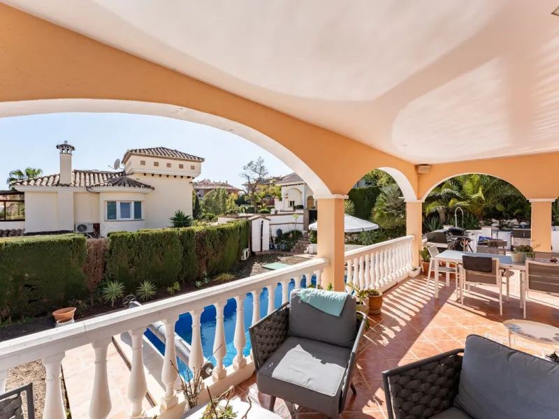 House - Detached Villa в продаже в Benalmadena, Málaga. В доме 5 спален и 4 ванных комнат. Площадь дома 258 м². Площадь участка 629 м²