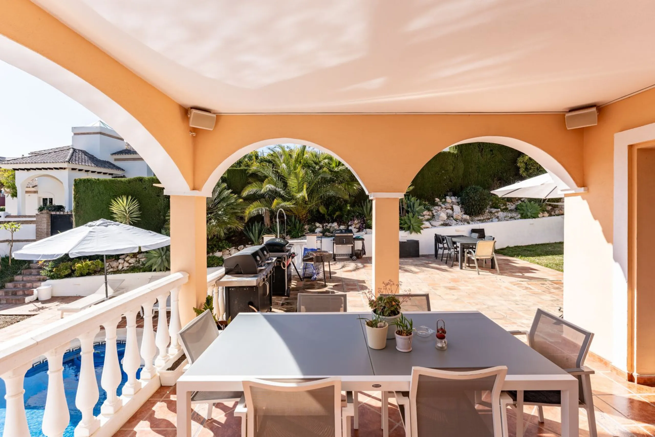 House - Detached Villa в продаже в Benalmadena, Málaga. В доме 5 спален и 4 ванных комнат. Площадь дома 258 м². Площадь участка 629 м²