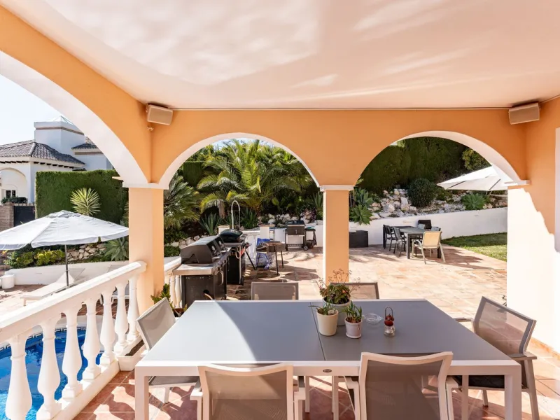 House - Detached Villa в продаже в Benalmadena, Málaga. В доме 5 спален и 4 ванных комнат. Площадь дома 258 м². Площадь участка 629 м²