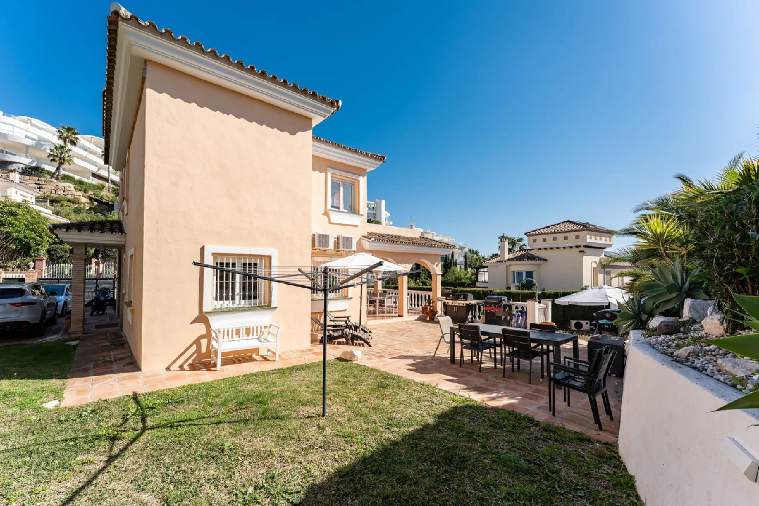 House - Detached Villa в продаже в Benalmadena, Málaga. В доме 5 спален и 4 ванных комнат. Площадь дома 258 м². Площадь участка 629 м²