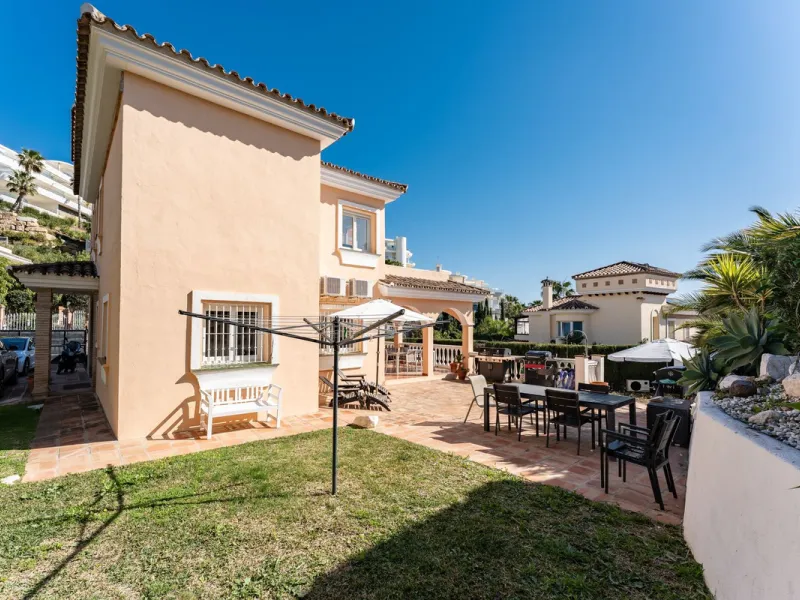 House - Detached Villa в продаже в Benalmadena, Málaga. В доме 5 спален и 4 ванных комнат. Площадь дома 258 м². Площадь участка 629 м²