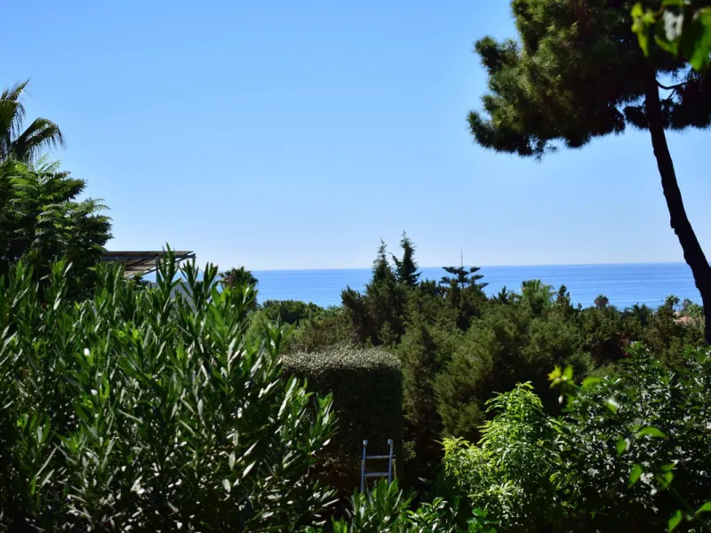 Una villa hermosa en Marbesa  con dos parcelas contiguas con vistas al mar y gran potencial de desarrollo