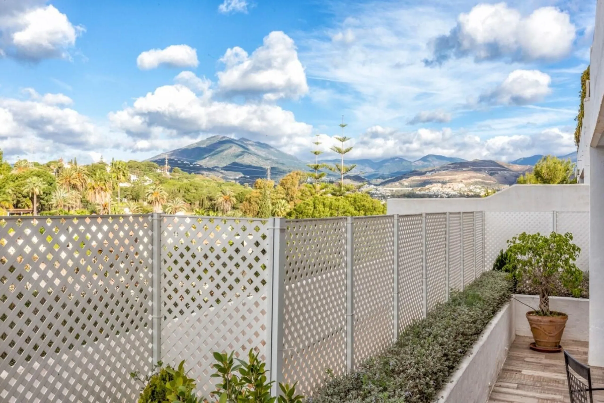 Stunning Renovated Apartment in Prime Nueva Andalucía Location