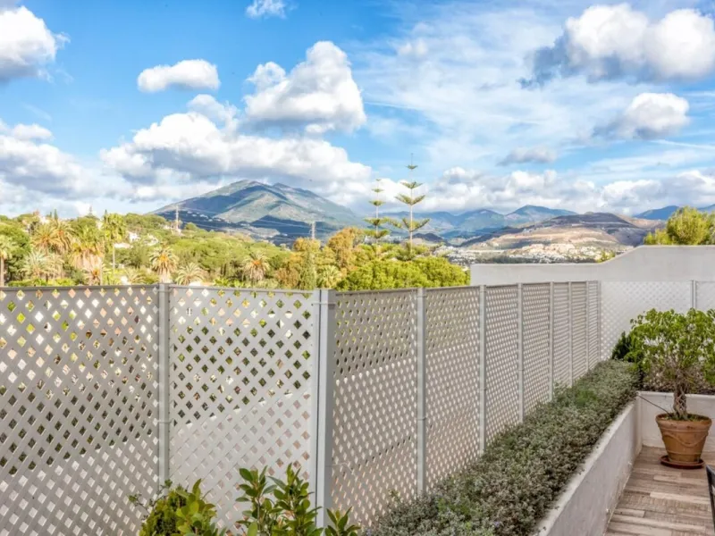 Stunning Renovated Apartment in Prime Nueva Andalucía Location