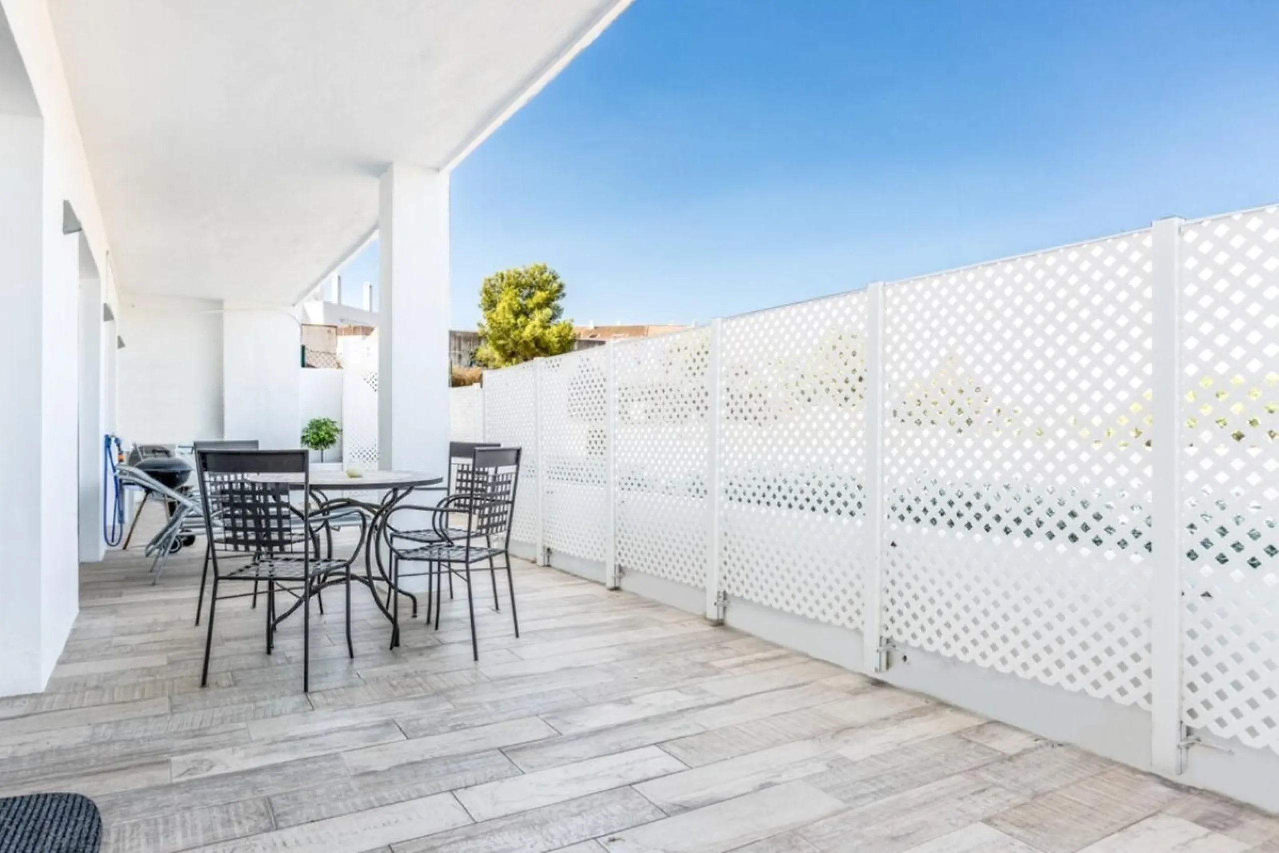Stunning Renovated Apartment in Prime Nueva Andalucía Location