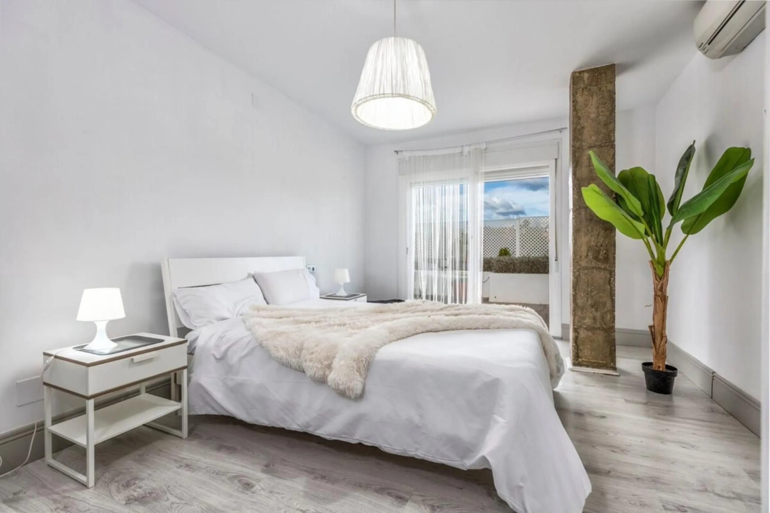 Stunning Renovated Apartment in Prime Nueva Andalucía Location