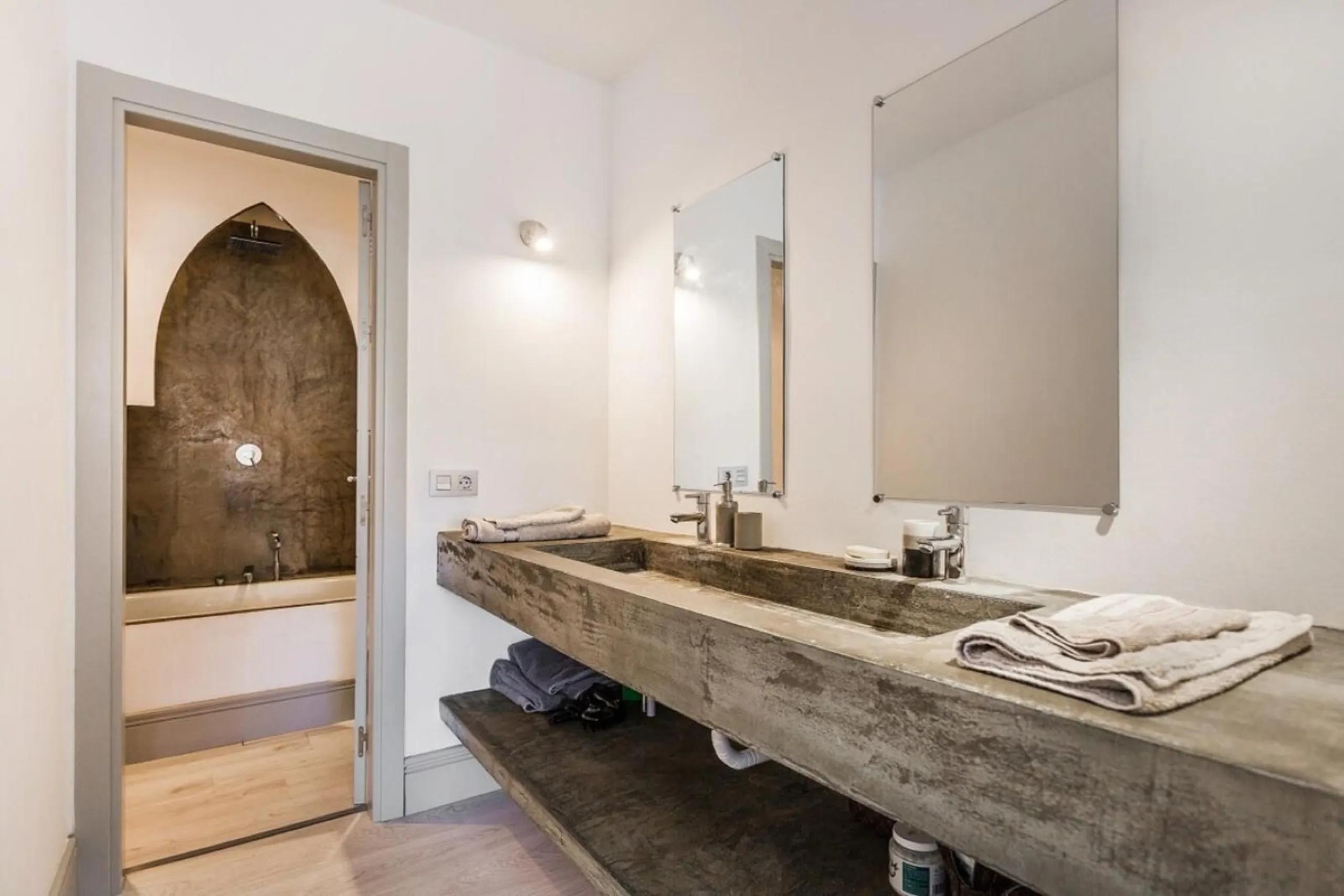 Stunning Renovated Apartment in Prime Nueva Andalucía Location