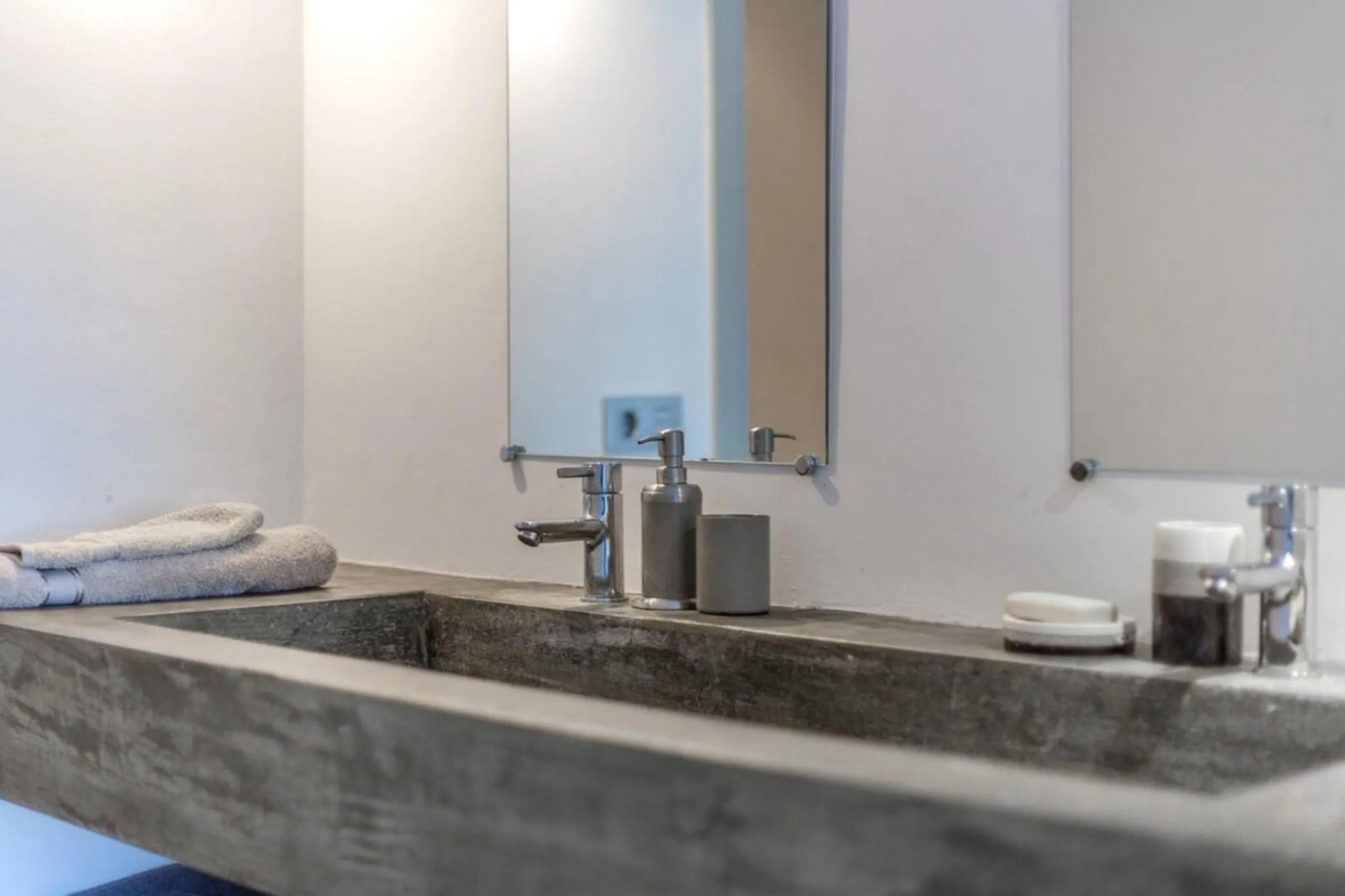 Stunning Renovated Apartment in Prime Nueva Andalucía Location